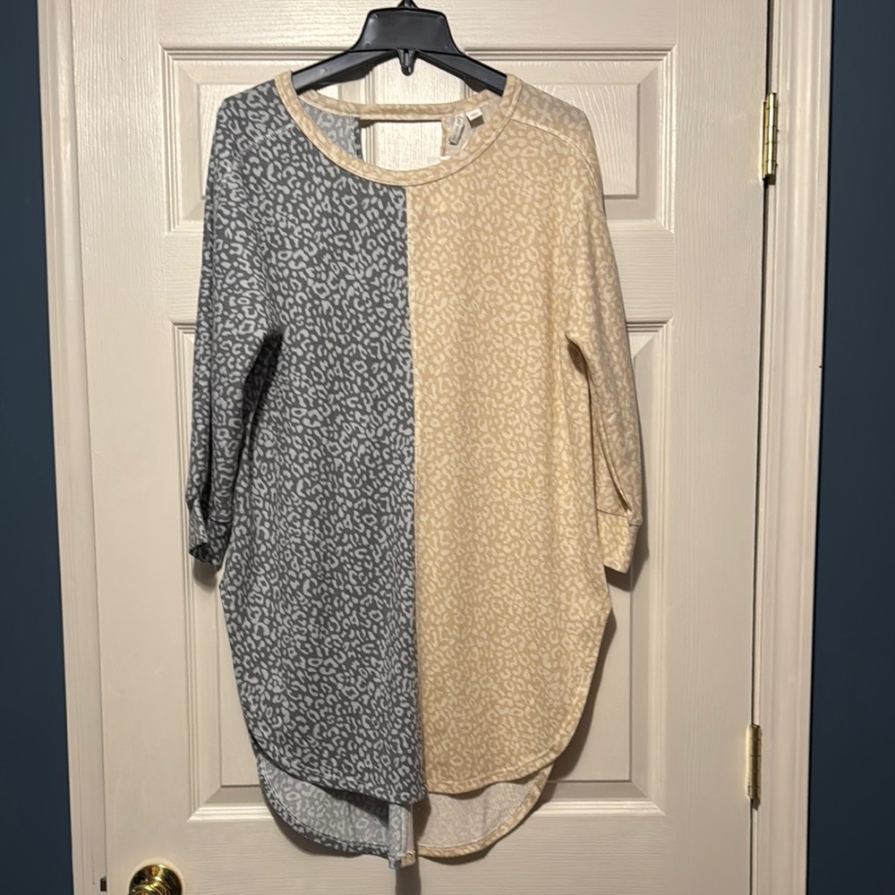 Women's Gray and Cream Leopard Print Top